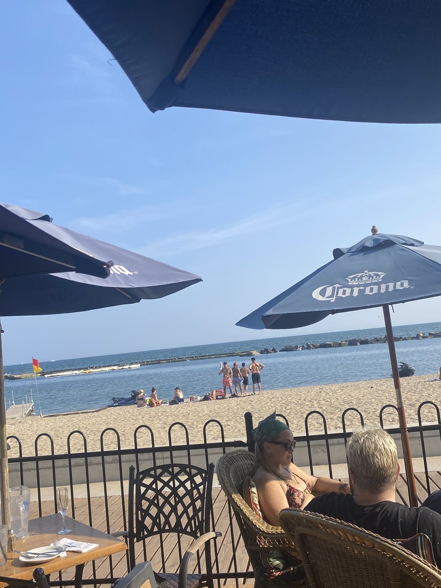Oh my beach breeze and beverages. Hello world the beer clock struck early 😂boom cheers world.🍻🥰