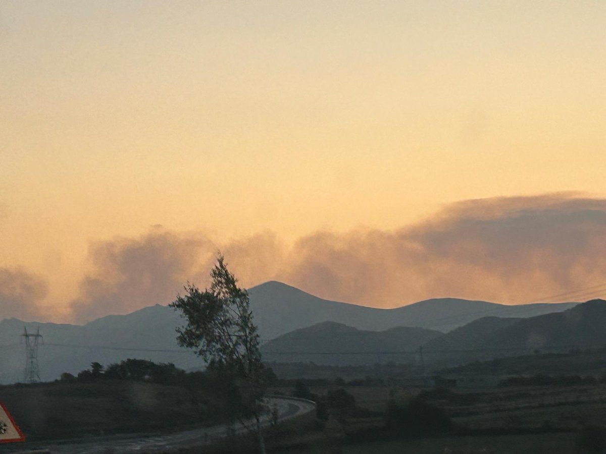 Puede ser que desde Reinosa se vea el humo del incendio del Bierzo?

Foto de hoy a las 21:00 aprox
