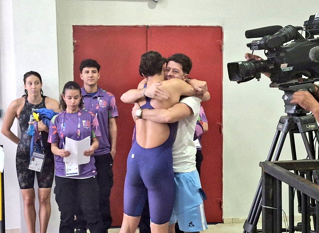 #Asu2025 🇵🇾

🇦🇷 Victoria, récord, emoción y primera medalla de oro para Argentina en los II Juegos Panamericanos Junior.

🏊‍♀️ Agostina Hein hizo 4.06:96 en la final de los 400 m libres. Además, mejor marca personal y nuevo récord de evento, superando aún los 4.13:41 de la serie.