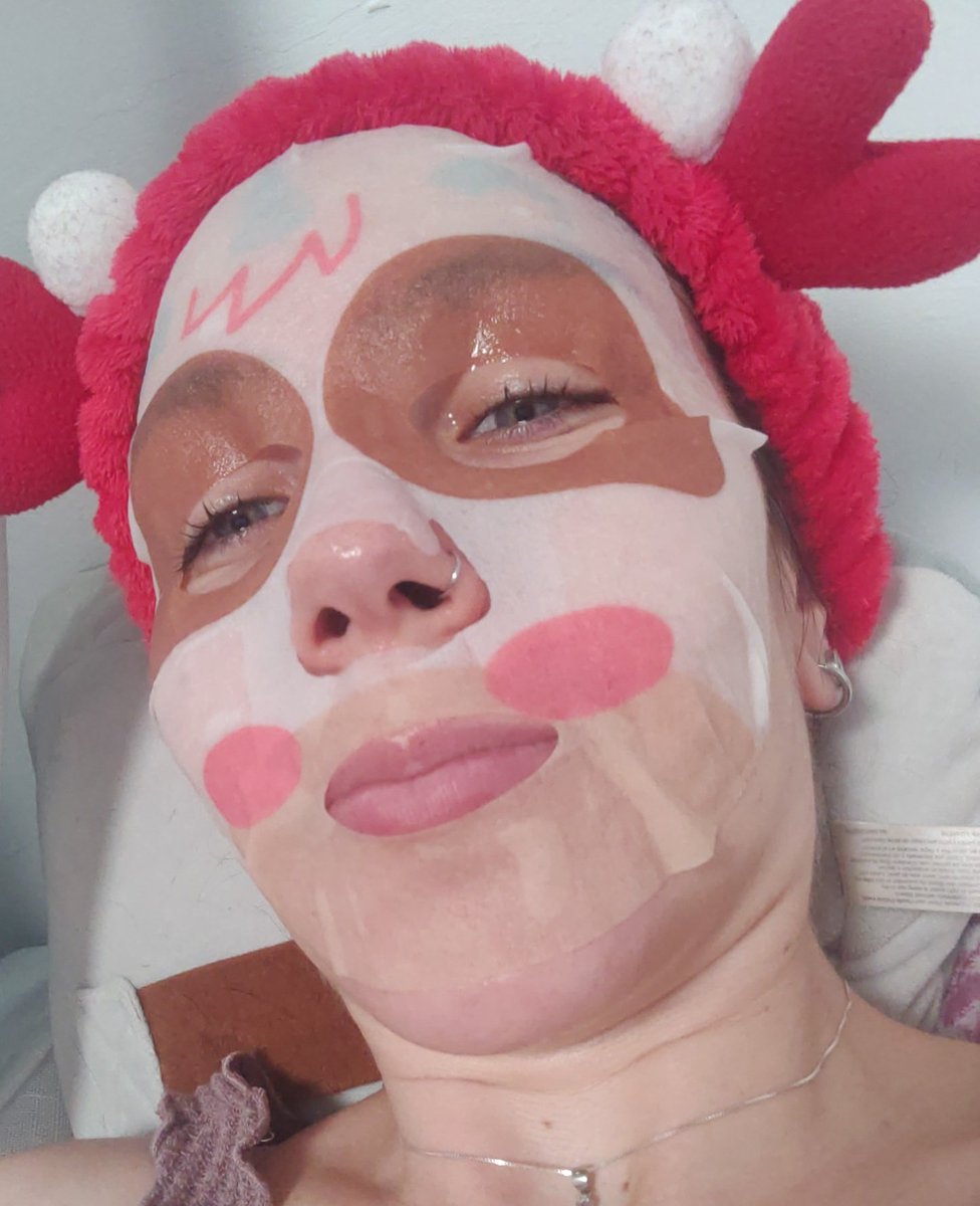 EJEM. Desde mayo sin escribir por aquí, ni un post 🙈

Cómo le va a mi gente, yo nochecita de cuidados intensivos 🤣