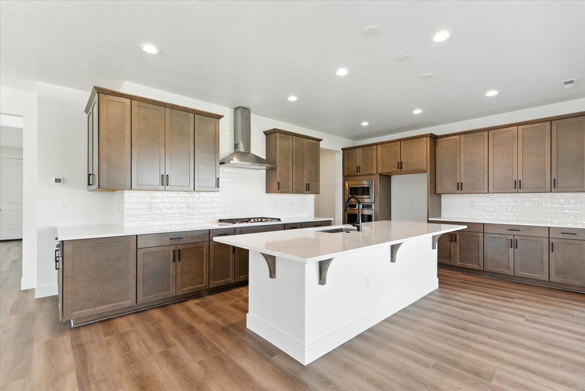 RAHomes's tweet photo. Own the first completed Bradford home at this community in Meridian, ID! Gourmet kitchen showcasing a large center island & a walk-in pantry | Primary suite offering a deluxe bath with double sinks, a roomy shower & a soaking tub | Updated price! #HotHomes https://t.co/P1pNhlVprq https://t.co/mJkjn3dZSp