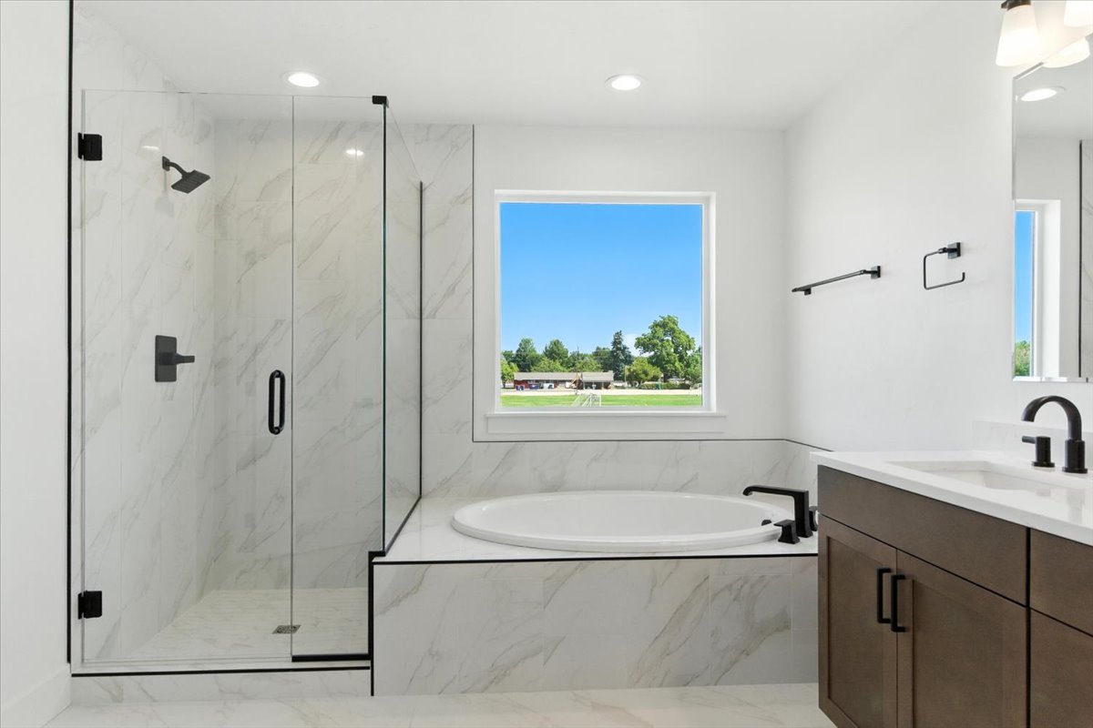 RAHomes's tweet photo. Own the first completed Bradford home at this community in Meridian, ID! Gourmet kitchen showcasing a large center island & a walk-in pantry | Primary suite offering a deluxe bath with double sinks, a roomy shower & a soaking tub | Updated price! #HotHomes https://t.co/P1pNhlVprq https://t.co/mJkjn3dZSp