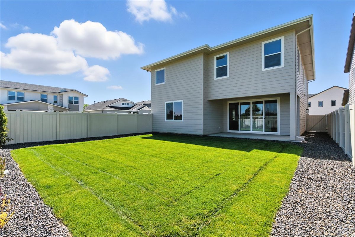 RAHomes's tweet photo. Own the first completed Bradford home at this community in Meridian, ID! Gourmet kitchen showcasing a large center island & a walk-in pantry | Primary suite offering a deluxe bath with double sinks, a roomy shower & a soaking tub | Updated price! #HotHomes https://t.co/P1pNhlVprq https://t.co/mJkjn3dZSp