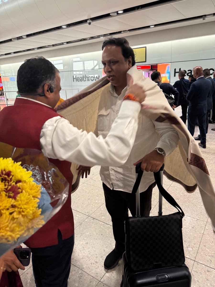 <a href="/OFBJPUK4MH/">OFBJP(UK) for Maharashtra</a> team was delighted to receive &amp; welcome  Honourable Minister of Information and Technology of Maharashtra Shri <a href="/ShelarAshish/">Adv. Ashish Shelar - ॲड. आशिष शेलार</a> ji at #LondonHeathrow Airport.  

Thanks to <a href="/gauravpatwardhn/">Gaurav Patwardhan</a> ji BJP Maharashtra In-Charge of Foreign Affairs Dept for the all help in