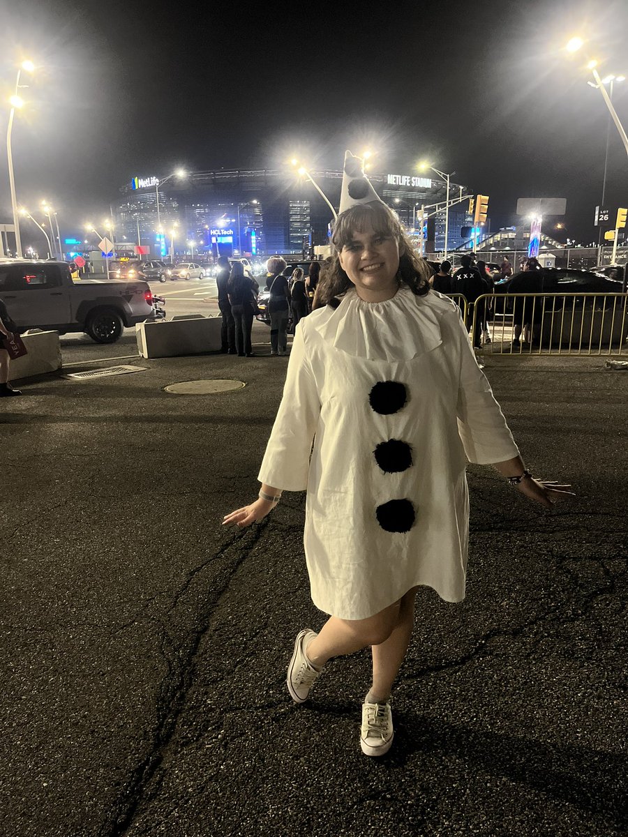 akapatsywalker's tweet image. fairly confident i am the first person to go to a my chem concert as the clown #mcrnj #lltbp