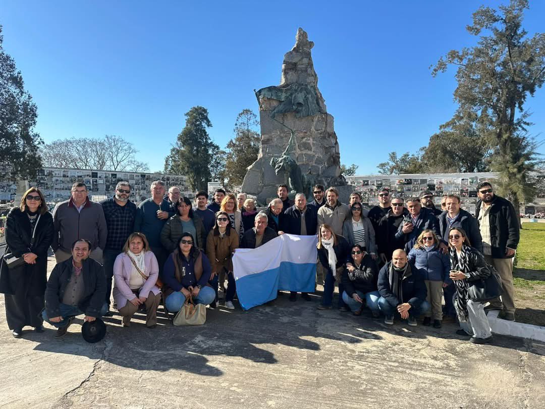 CDJ_Florida's tweet photo. 189 años de historia, compromiso y valores. En esta ocasión, las palabras de nuestra compañera Candelaria Montaño resaltaron la importancia de reivindicar el pasado y recordar que cada uno de nosotros es parte de esta historia.
Por más Partido Nacional ⚪️🔵 https://t.co/EH49WK7LHB