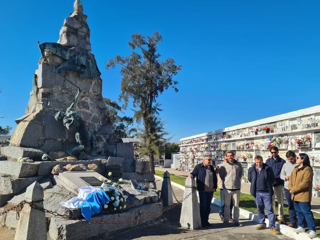 CDJ_Florida's tweet photo. 189 años de historia, compromiso y valores. En esta ocasión, las palabras de nuestra compañera Candelaria Montaño resaltaron la importancia de reivindicar el pasado y recordar que cada uno de nosotros es parte de esta historia.
Por más Partido Nacional ⚪️🔵 https://t.co/EH49WK7LHB