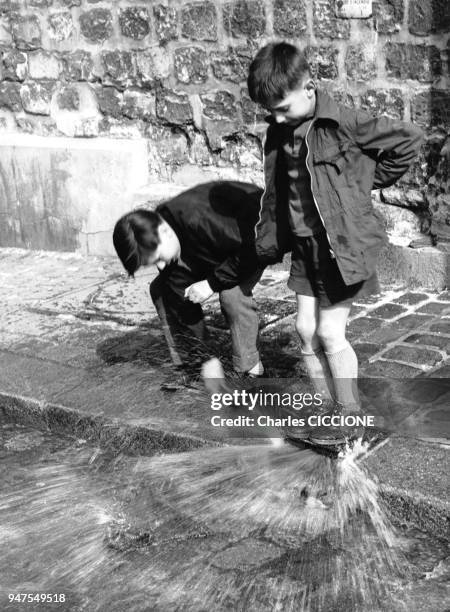 hdgremix's tweet photo. @PsyGuy007 Ça a toujours existé de tout temps et dans tout les pays toute origine confondue, arrêtez de faire les choqués pour des jeunes qui se rafraîchissent https://t.co/kopiPnqb2x