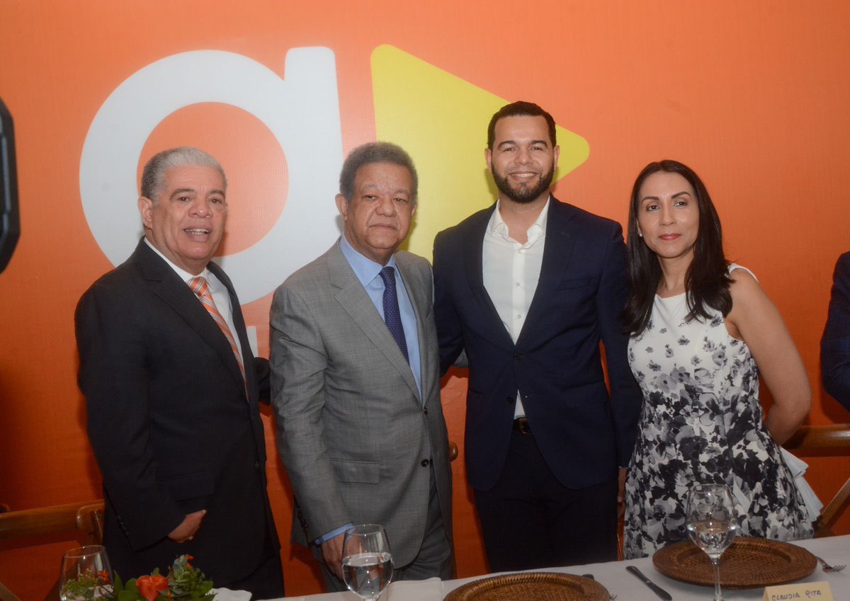 LeonelFernandez's tweet photo. Ha sido un honor compartir en el almuerzo del Consejo Nacional de AVANCEMOS, encabezado por mi amigo Carlos Amarante Baret.
Celebro el surgimiento de esta nueva fuerza política, que nace con un propósito claro: abrir caminos de progreso y justicia social para la mayoría de nuestro pueblo.
Agradezco la invitación y reitero que, junto a la #FuerzaDelPueblo, seguiremos recorriendo barrios y campos para escuchar y trabajar de cerca con todos los sectores de la vida nacional.