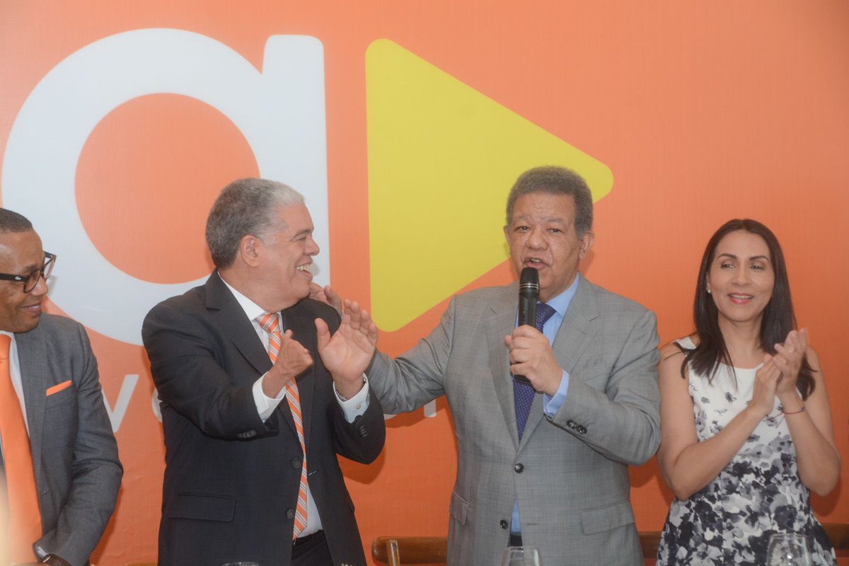 LeonelFernandez's tweet photo. Ha sido un honor compartir en el almuerzo del Consejo Nacional de AVANCEMOS, encabezado por mi amigo Carlos Amarante Baret.
Celebro el surgimiento de esta nueva fuerza política, que nace con un propósito claro: abrir caminos de progreso y justicia social para la mayoría de nuestro pueblo.
Agradezco la invitación y reitero que, junto a la #FuerzaDelPueblo, seguiremos recorriendo barrios y campos para escuchar y trabajar de cerca con todos los sectores de la vida nacional.