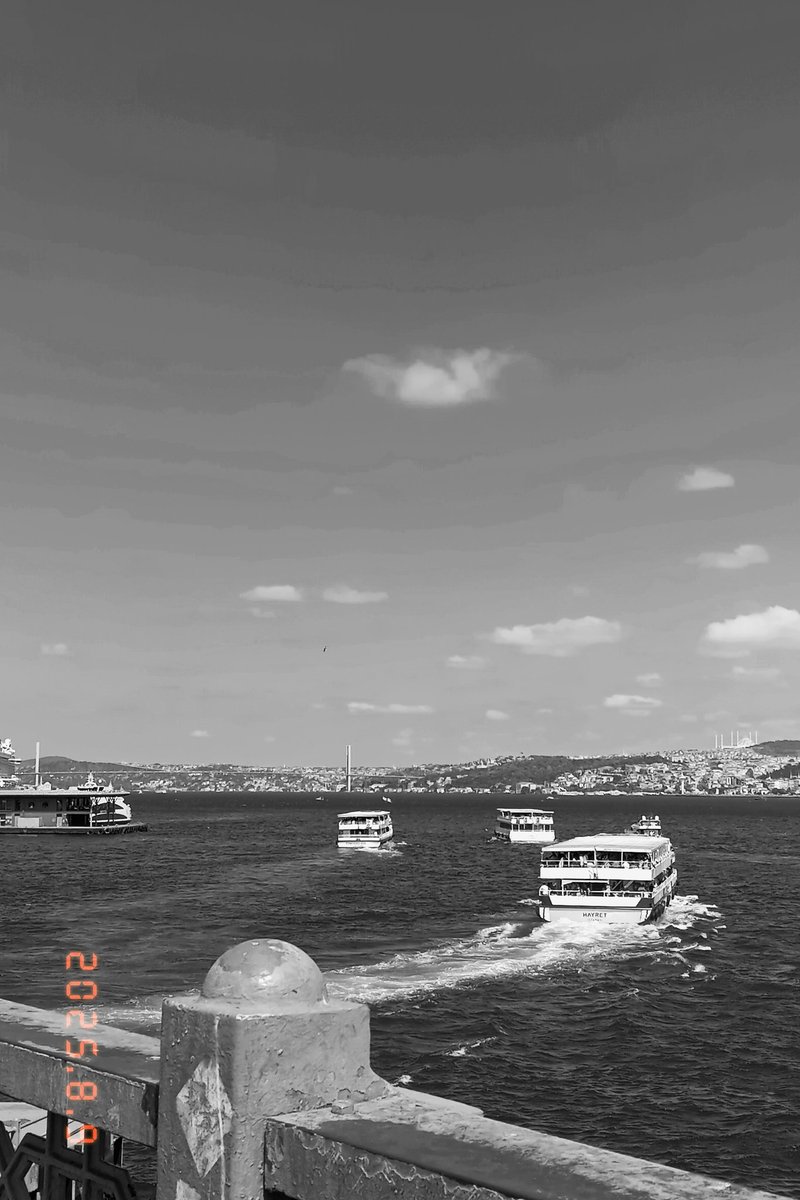 Dinle beni biraz,şşt
Sen,sen,İstanbul sever seni sen beni seversen✨🤍