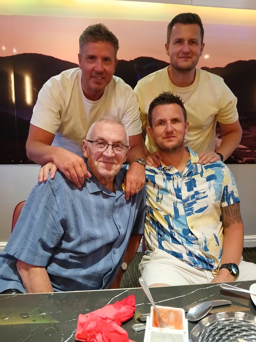 HOWARDBURGE's tweet image. 75 not out for Dad ❤️🍺🍾 Happy Birthday my man 😘