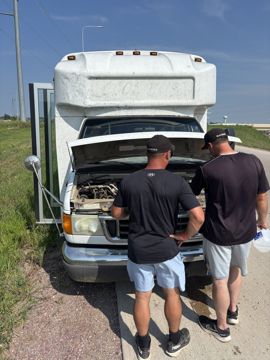 FreemanAmateur's tweet photo. Slight bus trouble on the way home. No big deal. Clint Dangel and Jake Weier to the rescue. https://t.co/qSSIZJdTnW