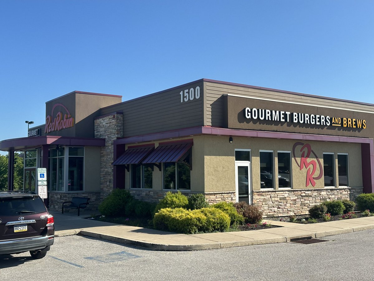 TheCarbster69's tweet photo. Just went to dinner with my good friend @Chaz_TheThrill4. What a fine establishment. No false advertising with the Gourmet Burger sign. This place fucks hard. #expand https://t.co/Yhb9M9u5co