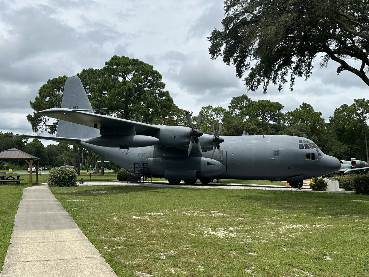 Nen A400M like C130 Gunship, das wäre mal cool und Luftwaffe hatte ihren Namen luftWAFFE auch wieder verdient🤣