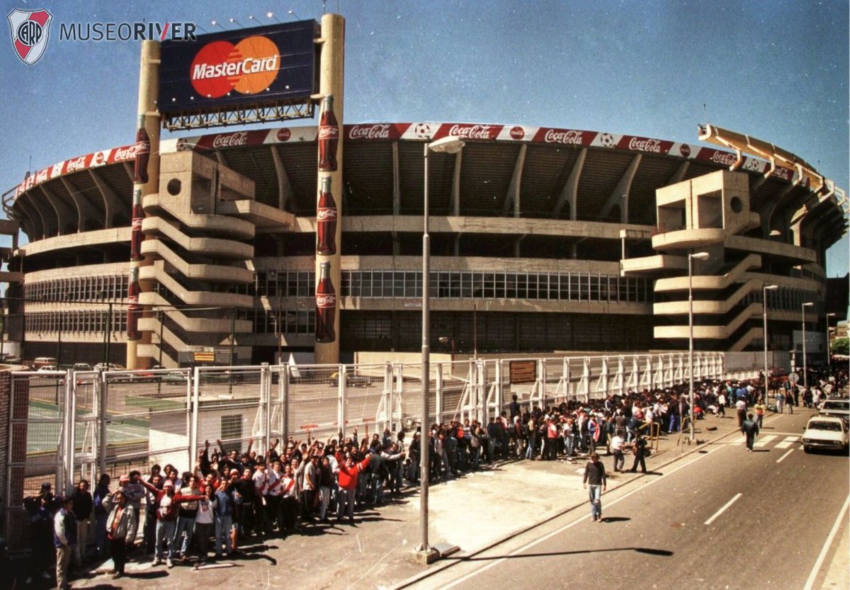MilloPasion_'s tweet photo. 🔙🏟 Larga fila de hinchas en la venta de entradas para la final de la Supercopa Sudamericana 1997. https://t.co/ROBLoaDL9D