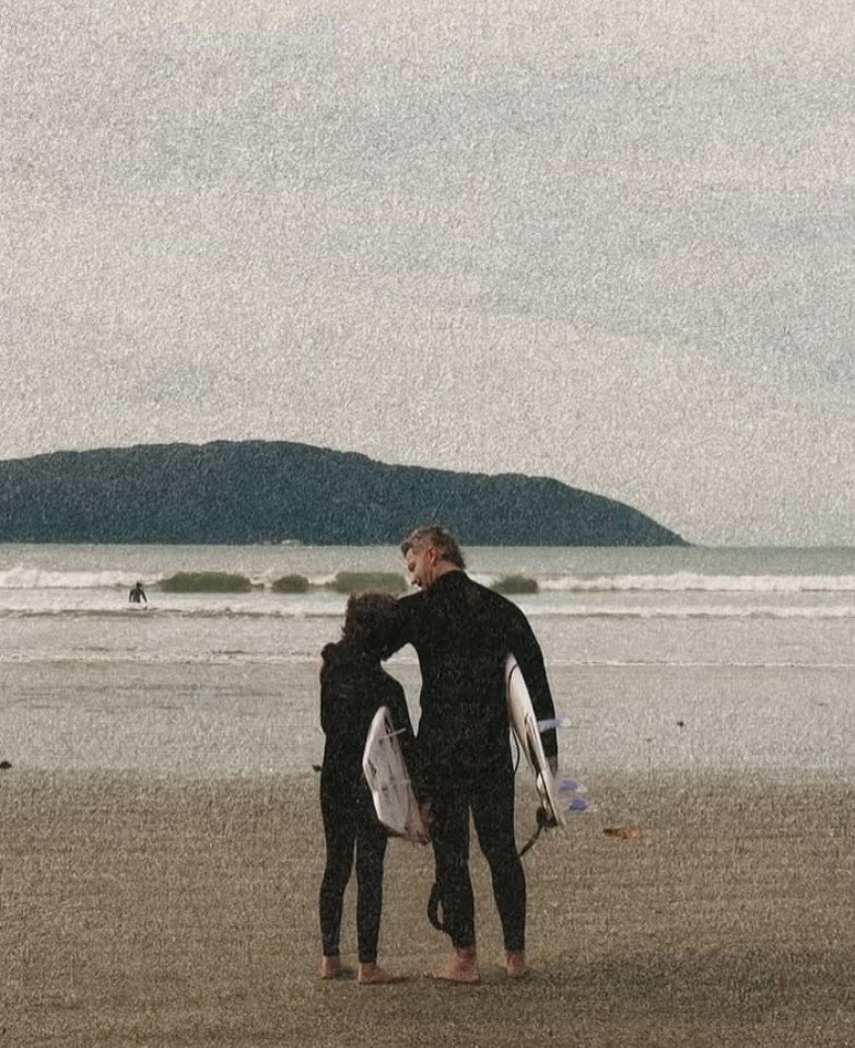 SEMPRE UMA QUERIDA! <a href="/SandyLeah/">Sandy Leah</a> publicou um texto lindo para os três pais que fazem parte da sua vida: Xororó, <a href="/Junior_Lima/">JUNIOR</a> e <a href="/Lima_Lucas/">Lucas Lima</a>. ♥️

📝 Confira:

“Pai, Amo admirar o homem que você é:
inteiro, raro, luminoso no seu jeito de existir no mundo.
Obrigada por me ensinar, do