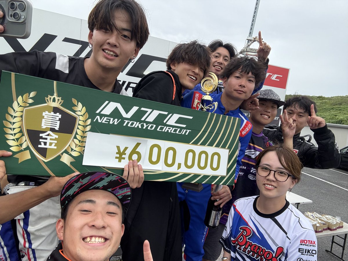 Jungos's tweet photo. 新東京サーキット24時間耐久レース

GMR

やっと勝てました！！！
3年目の参戦でやっと1位！

今回は台数も多くて42台
その中でも予選1位、決勝1位のパーフェクトウィン！
レギュレーションが少し変わったのにも対応しつつ計算も難しかったけどみんなで勝ち取った1位は最高でした😎😎

オフィシャルの方々、カメラマン、レース運営、本当に大変な1日でしたがありがとうございました！
また来年よろしくお願いします🙇‍♂️