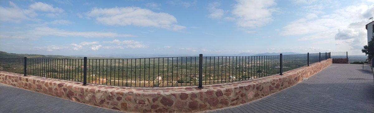Si existiera un censo de chicharras en días de tanto calorazo como estos, el resultado sería interminable, como su inagotable sonido que te acompaña en modo coral mientras te desplazas entre las montañas. 
#chicharras #oladecalor #actitudmediterránea