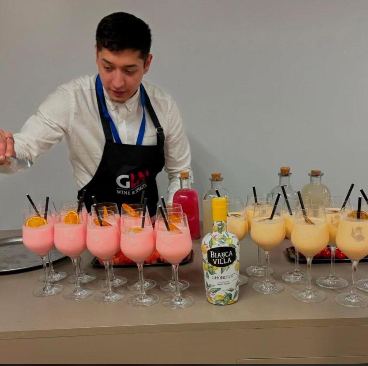 Estoy bicicleteando con mi hijo Miguel, y el miércoles estuvimos en Viana, La Rioja (España), donde un buen amigo —Álvaro— tiene «Casa Armendáriz», un restaurante sencillamente espectacular. Ahí trabajaba como mesero Gary, de 22 años, nacido en España pero de padre quiteño y