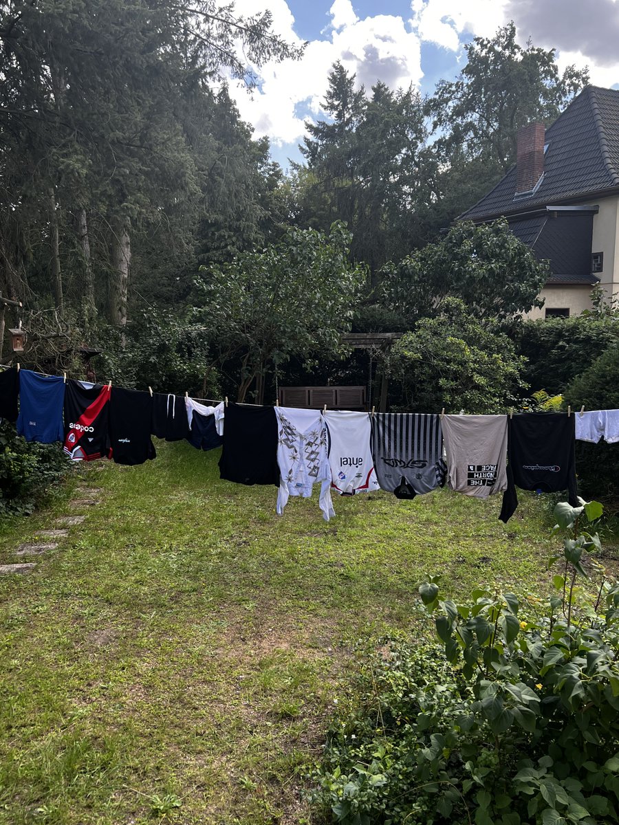 agu_bacque2's tweet photo. Después de años sin poder colgar la ropa afuera porque vivo en Alemania y es prácticamente imposible tener un patio, hoy lo volví a hacer. 
La satisfacción de colgar la ropa al sol es completamente superior, nada más para agregar. https://t.co/EVVn6RMMkx