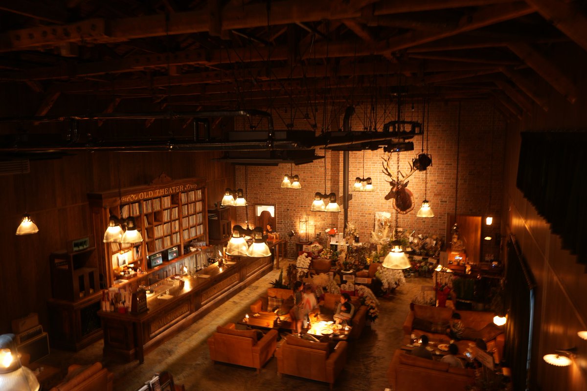 fuji_kanazawa's tweet photo. 昨日の夕方。平田に新しくできた「OLD THEATER」さんへ。

クラウスターラーのノンアルビール、美味しかった。
家族連れでも、カップルのデートでも…映画館を改装した、このおしゃれな空間はピッタリ！行ってみないと分からない良さがあります。
インスタで見ていたより広く感じました。
#出雲の日常 https://t.co/Hk9ZoNB58j