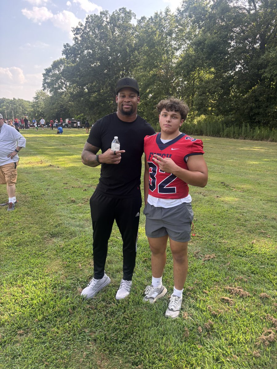 Had a great time giving back to the community at a local football mini camp with <a href="/Browns/">Cleveland Browns</a> Linebacker core <a href="/CoachTJ_Parker/">T.J. Parker</a> <a href="/martini_cj/">Coach Martini</a> <a href="/Coach_Hively/">Owen Hively</a> <a href="/CoachContenta/">Tom Contenta</a> <a href="/piofootball/">Carroll U Football</a> <a href="/CoachOCTigers/">O.C. Williams II</a> <a href="/Q92Sports/">@Q92Sports</a> <a href="/HEARTLANDFAN15/">Ohiostatebuckeyefan</a> <a href="/OhioXsAndOs/">Ohio X’s and O’s 🏈</a> <a href="/Coach_Sheirer/">Ethan Sheirer</a> <a href="/EthanNichol10/">Ethan Nichol</a> <a href="/CoachMundis/">Connor Mundis</a>