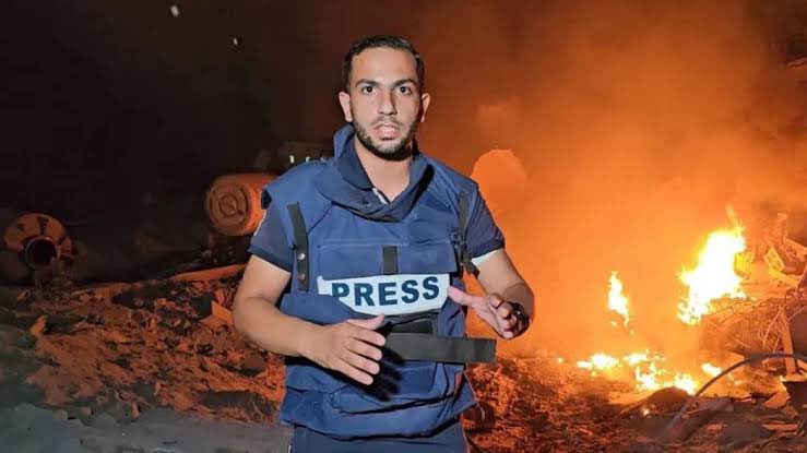 Abraham Mendieta (@abrahamendieta) on Twitter photo Finalmente, Israel logró asesinar a <a href="/AnasAlSharif0/">أنس الشريف Anas Al-Sharif</a>, el corresponsal más prestigioso de Palestina.
Para matarlo, bombardearon el Hospital Al-Shifa, uno de los pocos que quedaba medio en pie.
Lo sobreviven su hija y su hijo.
Genocidas, mil veces asesinos. Ni perdón ni olvido. Finalmente, Israel logró asesinar a <a href="/AnasAlSharif0/">أنس الشريف Anas Al-Sharif</a>, el corresponsal más prestigioso de Palestina.
Para matarlo, bombardearon el Hospital Al-Shifa, uno de los pocos que quedaba medio en pie.
Lo sobreviven su hija y su hijo.
Genocidas, mil veces asesinos. Ni perdón ni olvido.