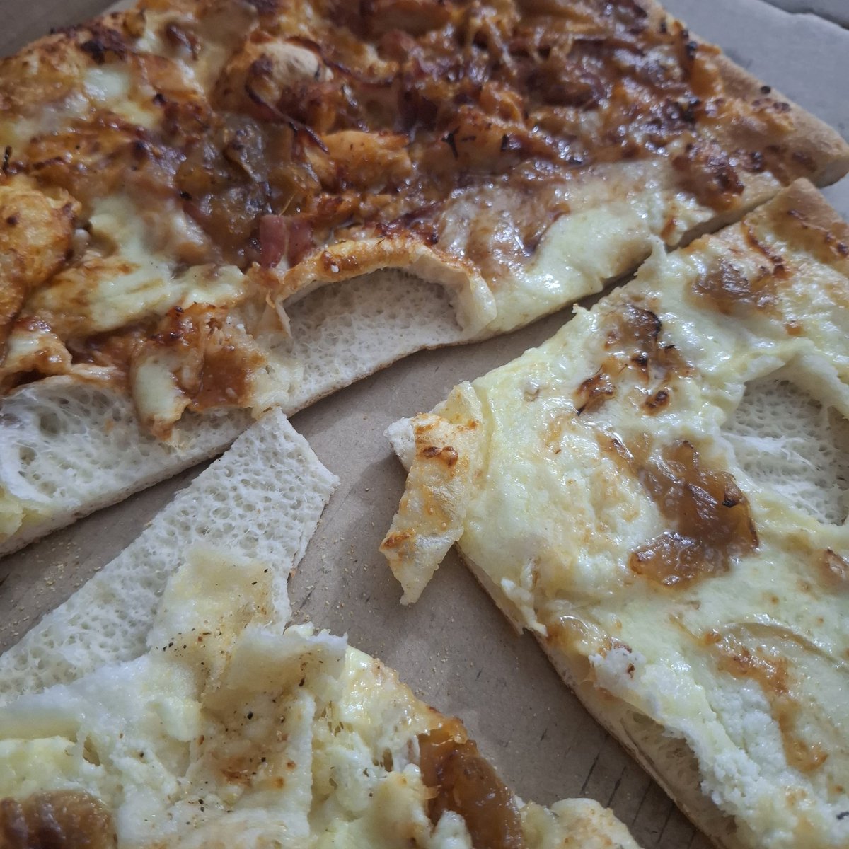 Milbosques's tweet photo. Quieres probar pizzas hechas por ineptos? @DominosPizza_ES https://t.co/m5dk8vKj9C
