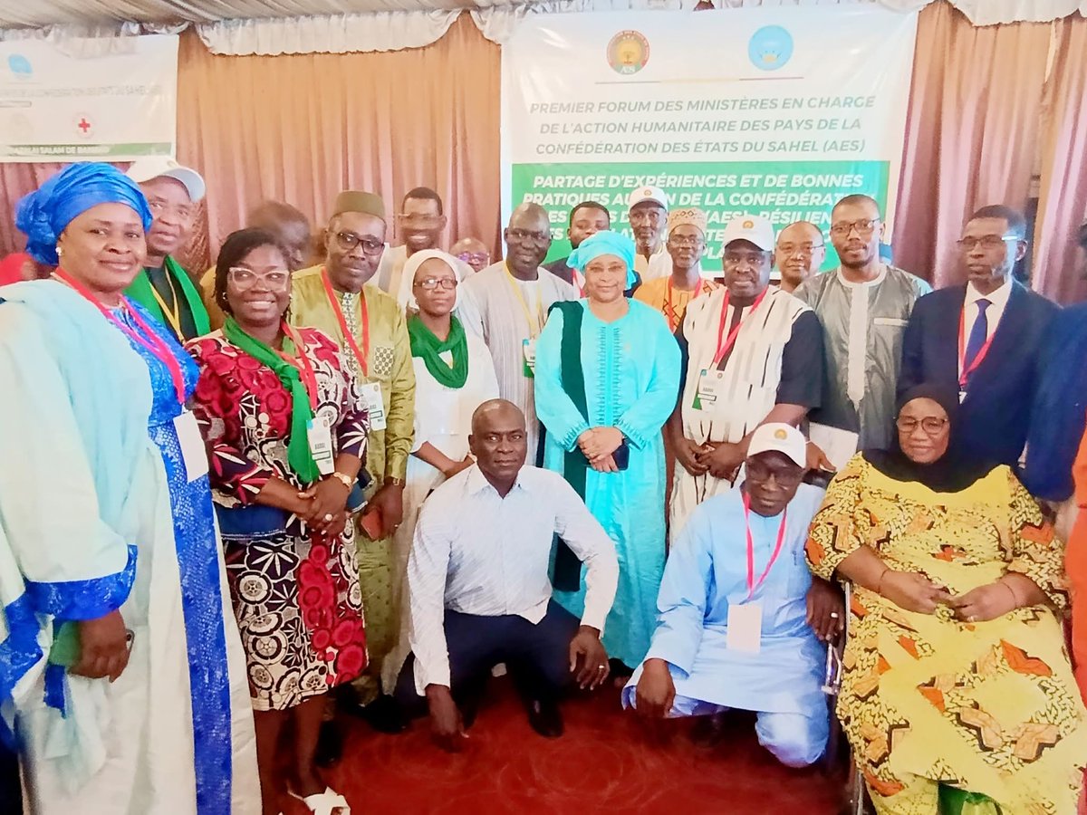 Visite du Médecin Colonel Assa Badiallo TOURE, Ministre de la Santé et du Développement Social, aux groupes de travail sante.gov.ml/index.php/actu…