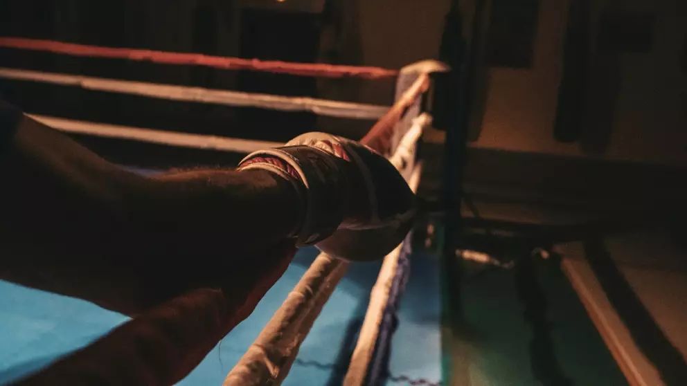 AztecaNoticias's tweet image. Dolor en el #ring

Dos #boxeadores que se disputaban un título en peleas diferentes murieron por lesiones en el #cerebro; la organización #japonesa de boxeo tomó medidas.

bit.ly/459vr2K