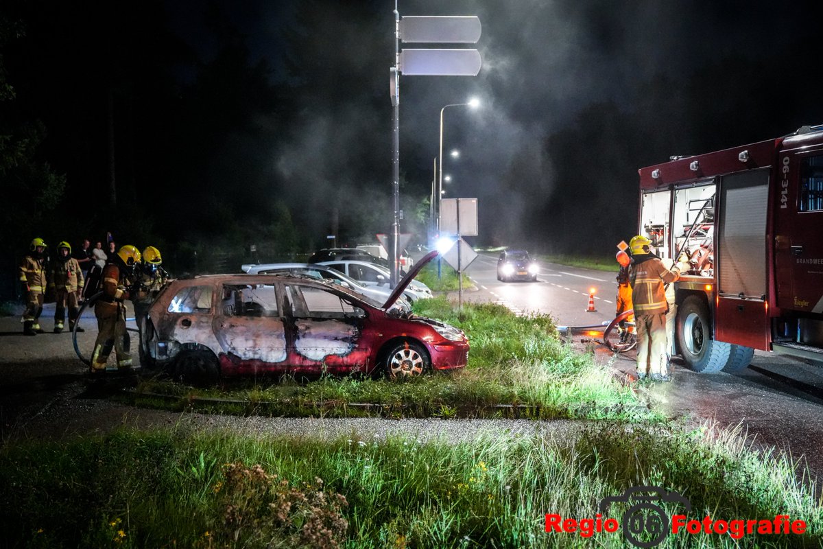 Auto brandt uit bij parkeerplaats