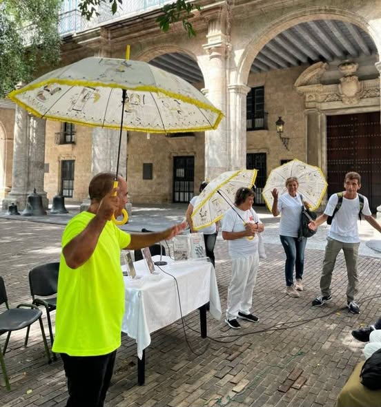 Pedales de Papel, iniciativa para incentivar la lectura en #Cienfuegos en capitalina calle Obispo #CubaEsCultura 
<a href="/SolMayelin/">Mayelín del Sol</a> <a href="/Armandocv781123/">Armando Carranza Valladares</a> <a href="/YolexiRdguez/">Yolexis Rodriguez</a>  <a href="/yulls_yusimi/">Yusimi Yulls Quintana</a> <a href="/CubanaLidice/">Lídice De Cuba 🇨🇺</a> <a href="/YaquedeCuba/">Yaquelin</a> <a href="/agnes_becerra/">Agnes Becerra</a> <a href="/JosCarlosZarag4/">José Carlos Zaragoza</a> <a href="/alfonso_noya/">Alfonso Noya Martínez🇨🇺</a> <a href="/PerlavisionTV/">Perlavisión TV</a>