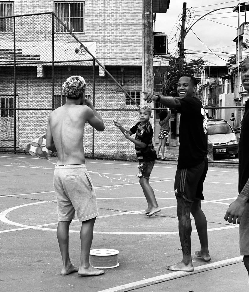 Matheus Gonçalves e Wallace Yan soltando pipa neste domingo de folga.