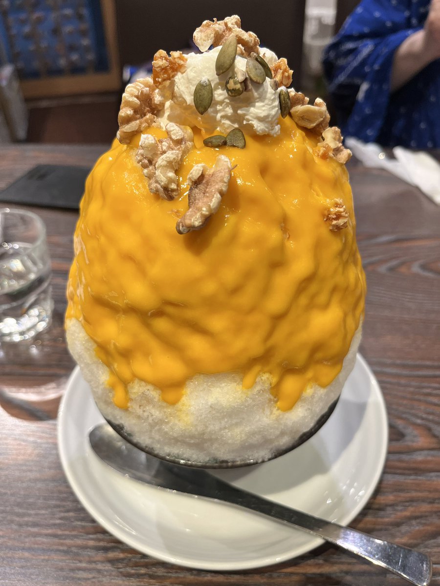 5k9umi's tweet photo. かき氷を食べに🍧パンプキンミルクは甘すぎずクリームチーズ（か��？）とクルミの組み合わせが美味でした🎃

浴衣と帯留と衿元に蝶々で🦋コーデ https://t.co/sTyq1XQ1ns