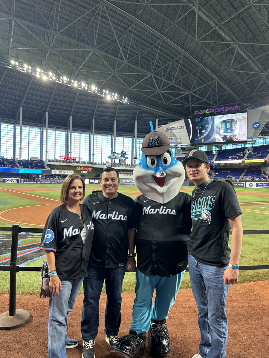 A perfect night for baseball at LoanDepot Park,the Marlins took down the Yankees, and I had the honor of throwing out the first pitch! The crew had an amazing time, and we kept the celebration going well into the next day. ⚾🎉
