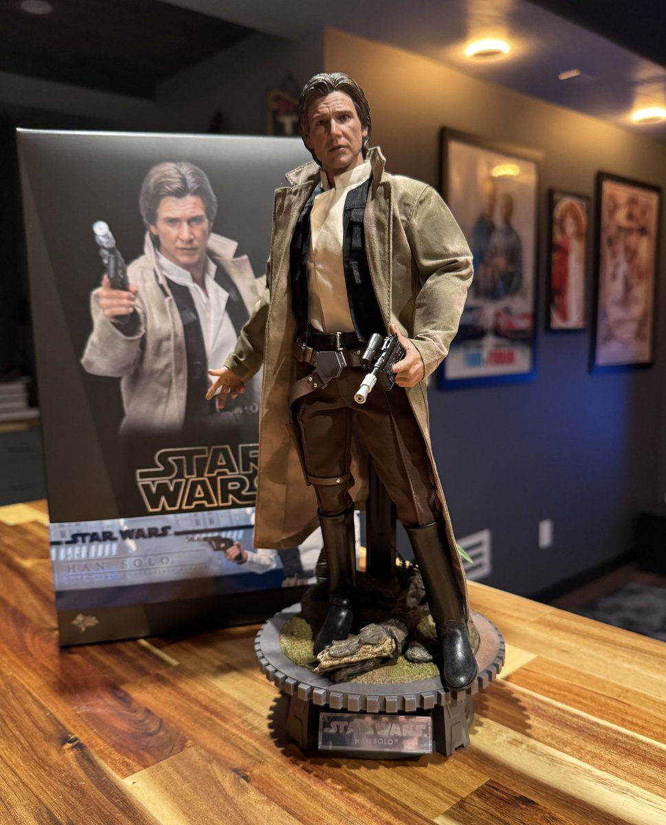 Finally took out the trench coat. Phenomenal. #hottoys #starwars #hansolo