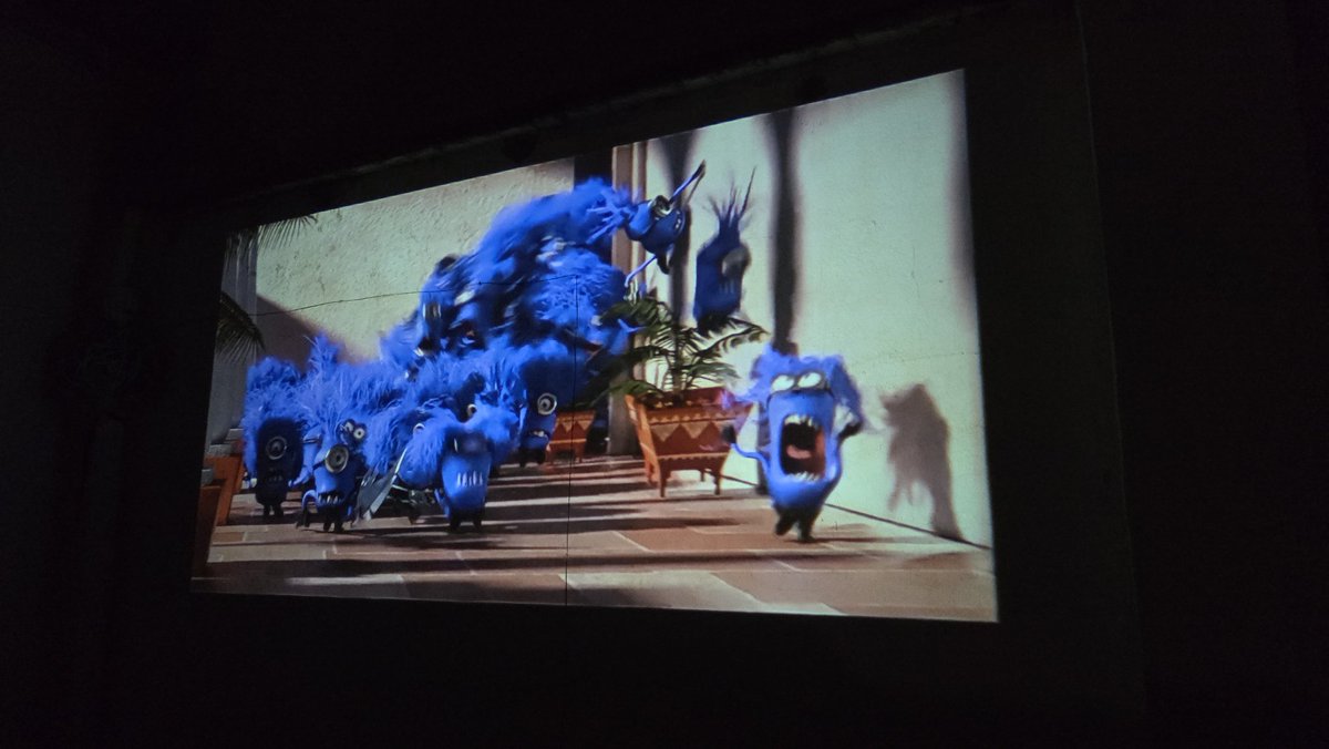 Hoy ha tocado noche de cine en el patio.