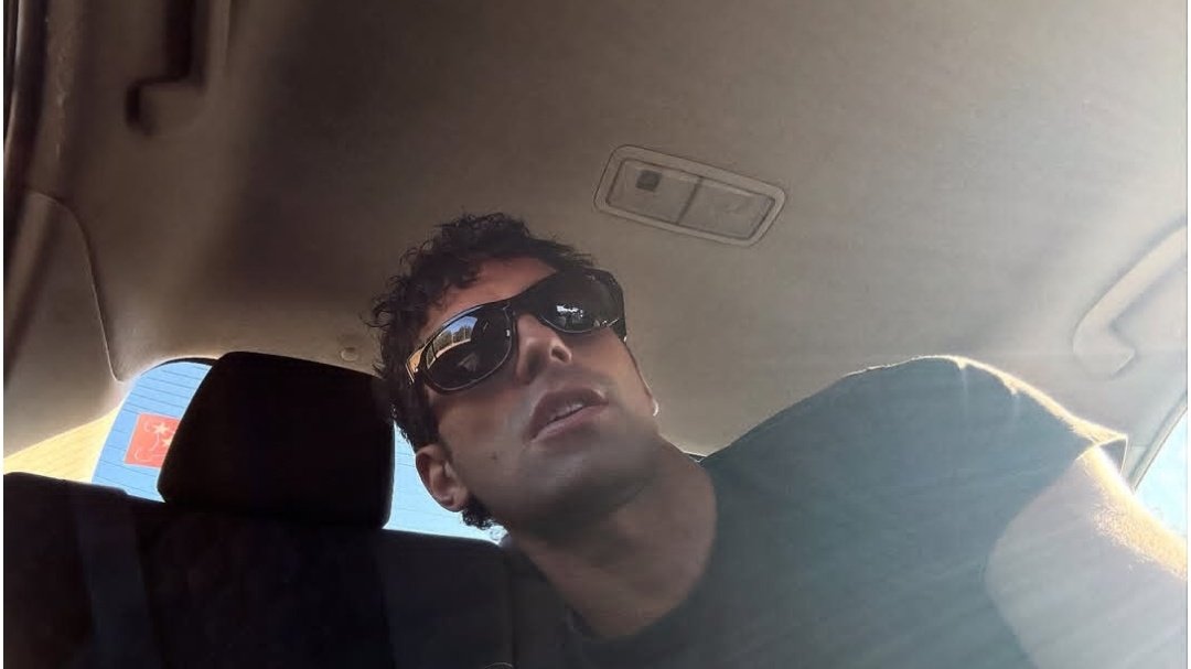 ⠀݁⠀⁎ полный депрессинг ─┈ дети говорят, что я больше не #крутыш 🗣️ а мне хотя бы не надо учиться &amp; работаю, когда хочу. . . сегодня, например, пугаю улицы рима. расслабляться не позволено ⌗ приехал кто-то очень важный ( 🧍🏻‍♂️ встать по стойке смирно ﹖)  #лemo2025 . . .