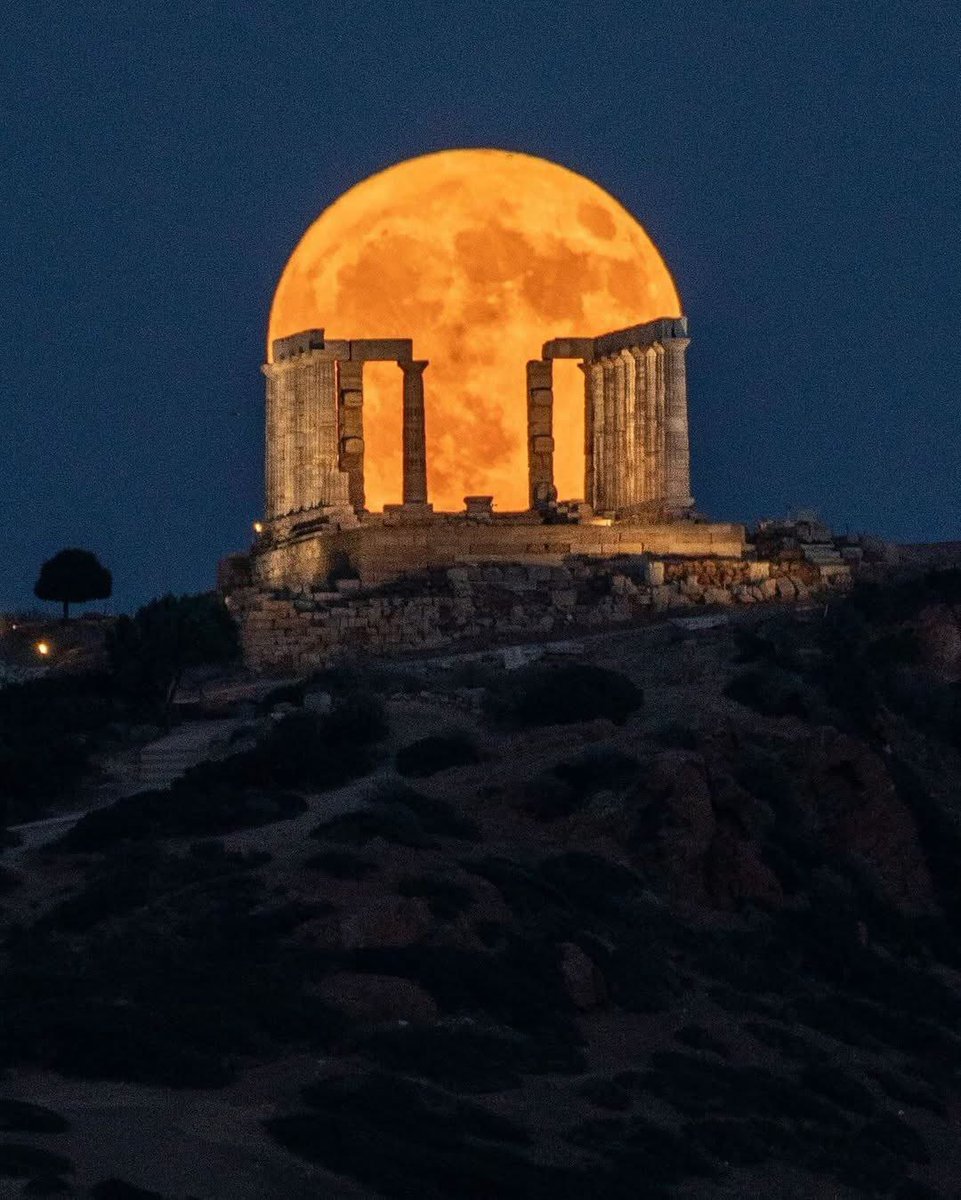 Tigrand's tweet photo. The breathtaking moment of a full moon rising over the Temple of Poseidon https://t.co/aVFojk352T