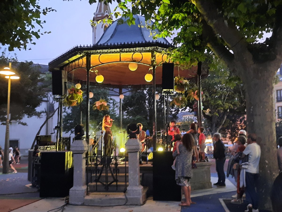 Karmencitina's tweet photo. Finde de picnic, playa, relax, desconexión... en familia 🏖🌊🚶‍♂️y música 🎻🎶 concierto de #Maricarme en #Ribadeo 👏👏👏 #AMariña,  #Galicia, #Respirando 🌳🌴🌡y nueva noche en la que no bajaremos de los 20° 🙈🙈 https://t.co/R7IcYjW0XJ