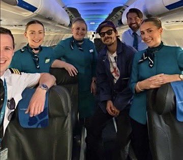 📸| Harry con la tripulación de un avión a Irlanda recientemente!  

©️ Owner