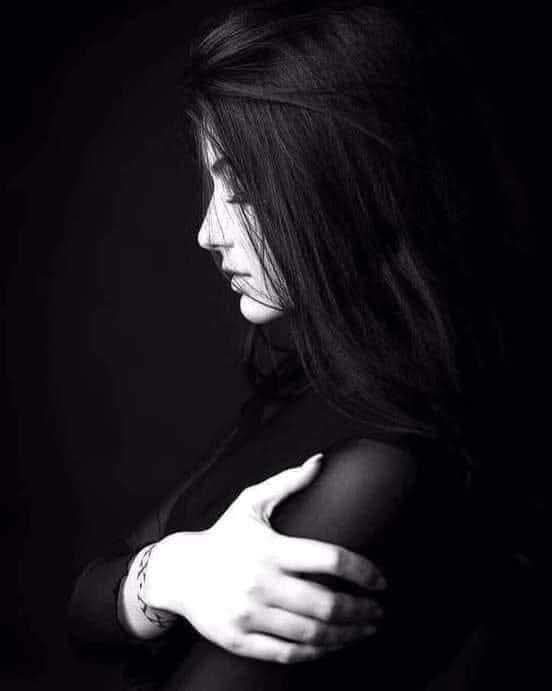 لا تركض خلف من يتجاهلك لتسأله عن سبب التجاهل، فتحرج نفسك وتحرجه..

الحريص على وصالك سيبادرك بالعتاب ويواجهك ليتمسك بك، والحريص على قطيعته سيتهرب منك على أمل أن تفهم وتبتعد بنفسك..

لا شيء يضر كرامتك أكثر من أن تفرض نفسك على شخص يحاول التخلص منك..😔💔