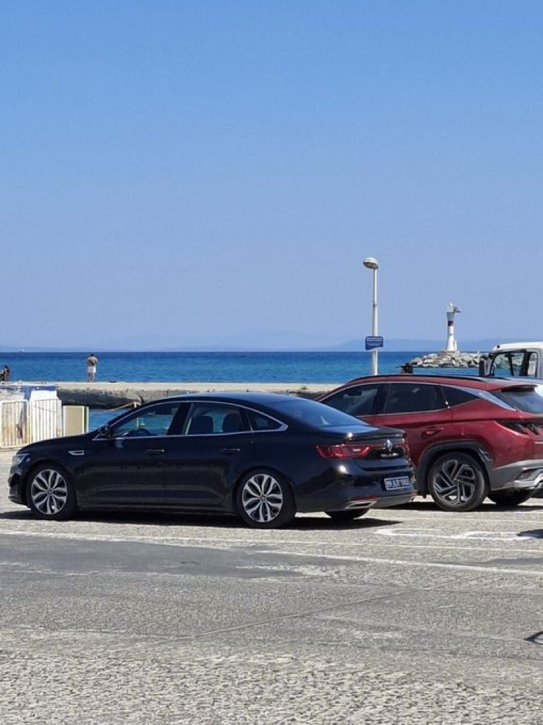 MHP’li Kırklareli Belediyesine ait
39 AR 001 plakalı araç belediye başkan yardımcısı ve eşi için Gökçeada’da şahsi tatilde kullanılıyormuş. Sayın Başkan <a href="/derya39bulut/">Derya Bulut</a> aramızda kalsın ama bir de “makam aracıyız” diyerek sırada bekleyen o kadar vatandaşın önüne geçmişler. Benden