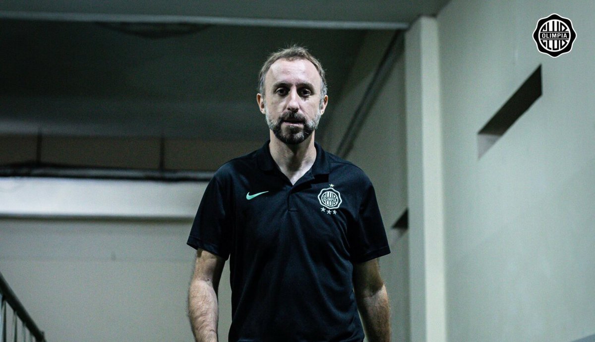 Este es el responsable de todo lo que pasa en el <a href="/elClubOlimpia/">Club Olimpia</a> y vos sabés <a href="/cotonogues/">Rodrigo Nogues</a> 
Cómo socio al día te pido que pongas mano dura