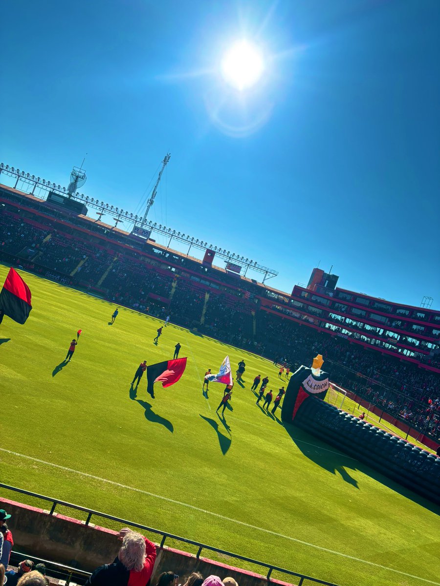 Insólito lo que le hicieron a Colón en tan solo 4 años. De ser campeón por primera vez a dar pena en el nacional con una campaña de descenso. Los culpables son varios que por creerse más grandes que el club nos terminaron destruyendo.

Y ahora solo queda la gloriosa gente ♥️🖤