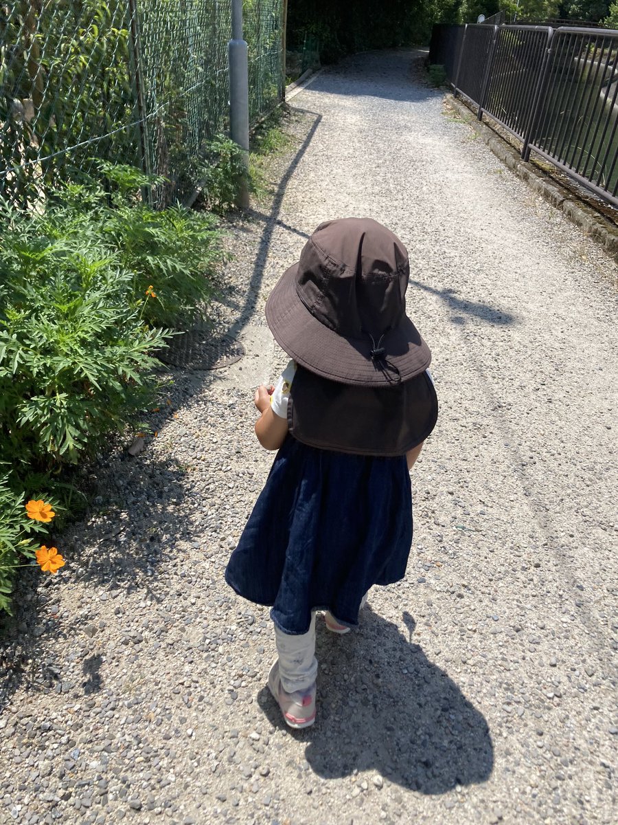 fuffuchan's tweet photo. 2歳1ヶ月と、0歳5ヶ月。
手でかたつむりが出来て嬉しいひとと
寝返りが楽しいひと。 https://t.co/VWJdn6EjAW