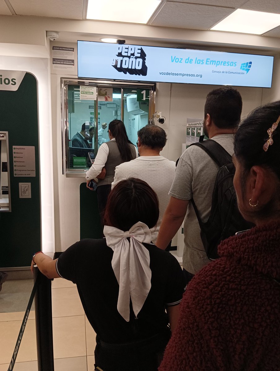 hayala760's tweet photo. @RicardoBSalinas una hora esperando, una sola cajera y el trato pésimo , los cajeros no sirven https://t.co/PiZ9Cv00A0