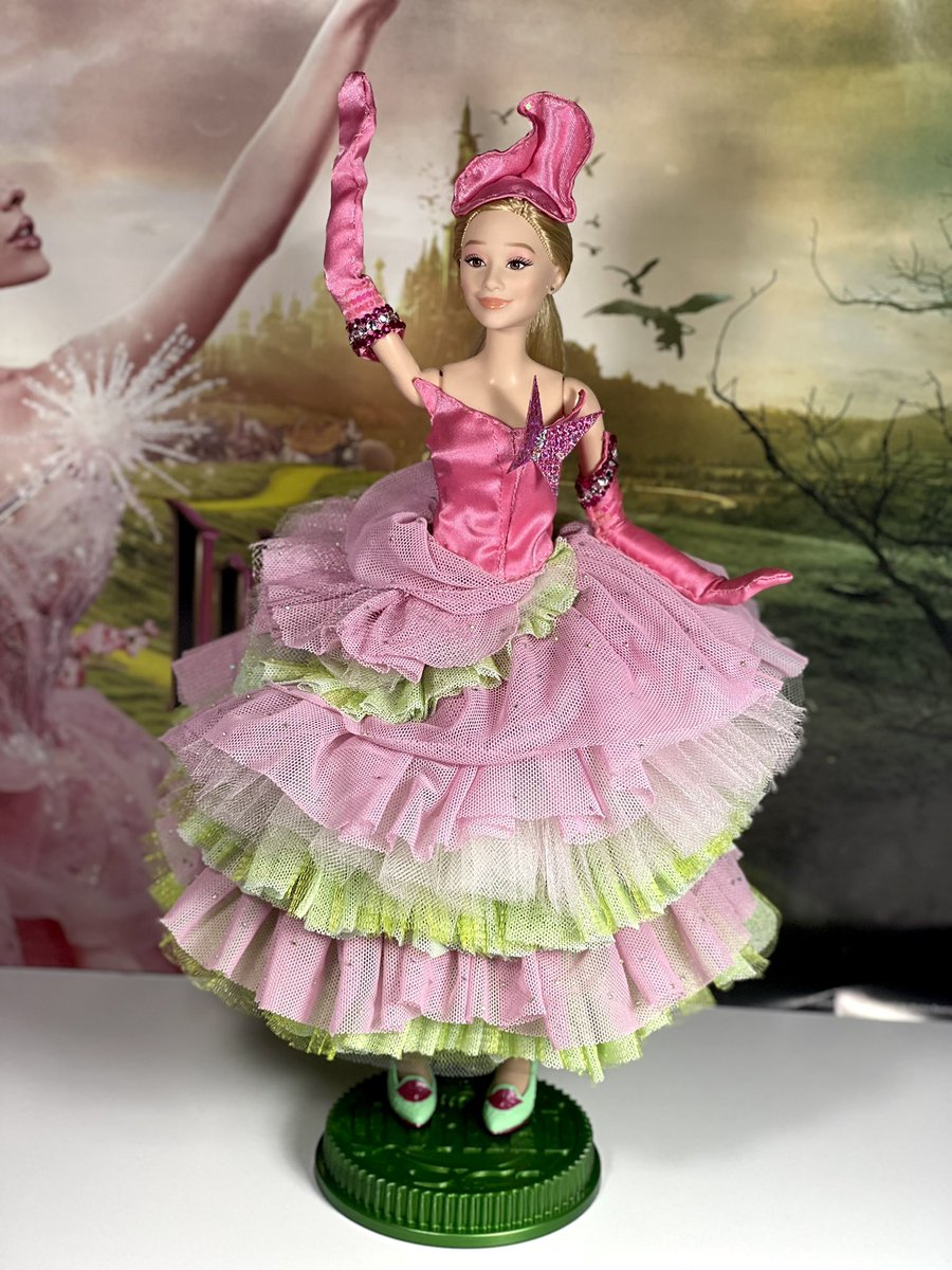 poster vs my irl doll recreation of this outfit 🩷💚