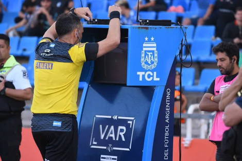 CONMEBOL implementará una nueva ubicación para el Área de Revisión Arbitral (RAA): ahora estará en el lado opuesto a los bancos de suplentes, buscando reducir presiones externas y garantizar decisiones más imparciales. 
La medida resfuerza los principios de integridad deportiva.